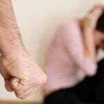 Victimă a violenței domestice care primește consiliere și suport pentru a depăși trauma.