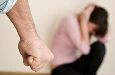 Șelimbăr: și-a bătut soția până și-a pierdut cunoștința. Condamnat la un an de închisoare cu suspendare
