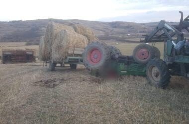 Accident grav în satul Șmig: Un tânăr a fost prins sub roata unui tractor!