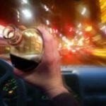 Șofer prins de poliție pentru conducere sub influența alcoolului, ținând un etilotest