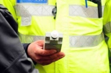 Șoferiță băută, implicată într-un accident cu trei autoturisme și un stâlp în Sibiu