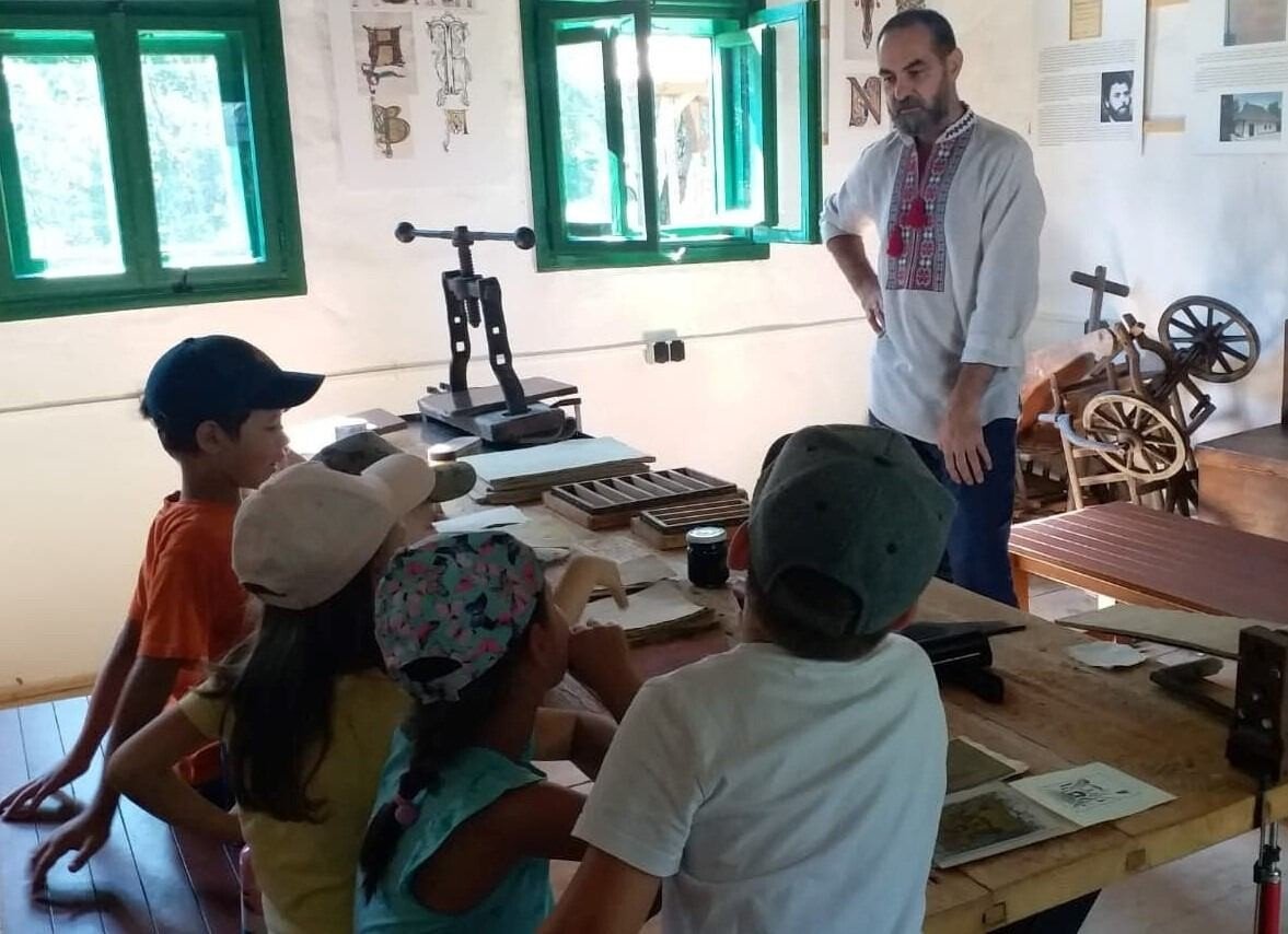 Scoala in satul traditional FOTO