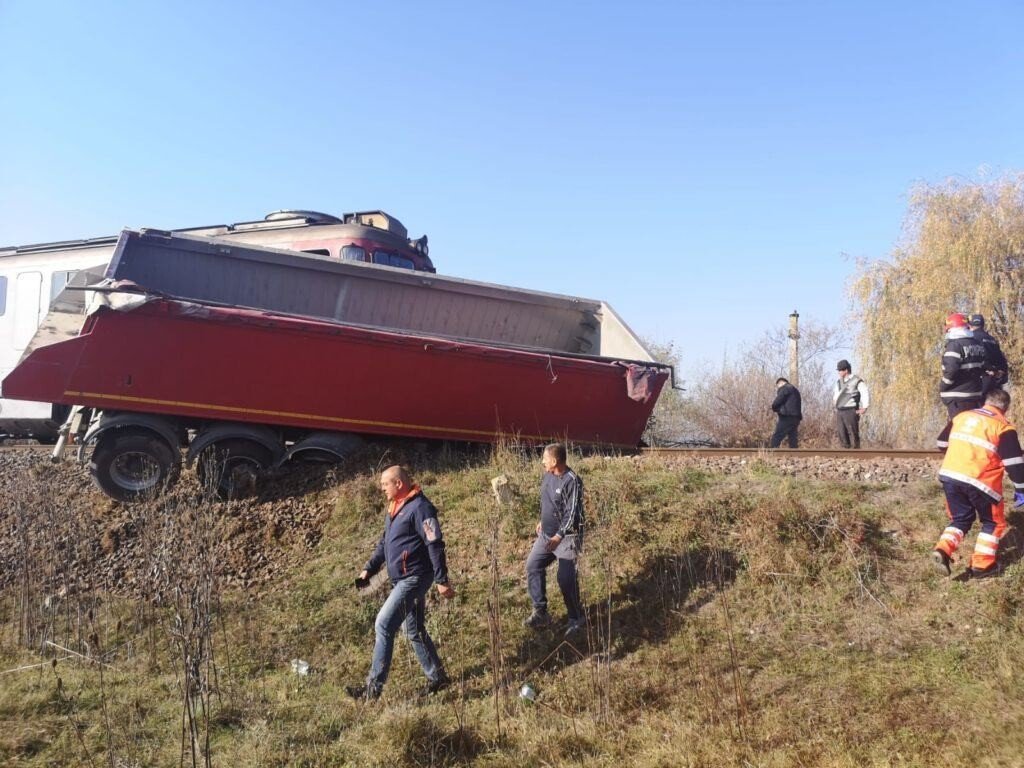 FOTO: Coliziune între un camion și un tren care transportă echipament militar