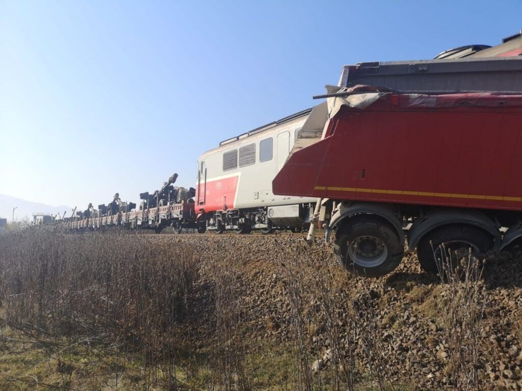 FOTO: Coliziune între un camion și un tren care transportă echipament militar