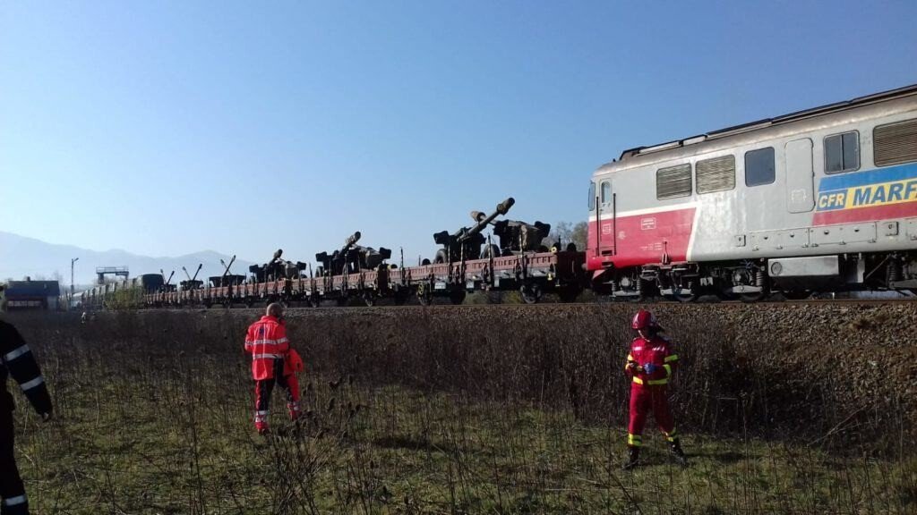 FOTO: Coliziune între un camion și un tren care transportă echipament militar