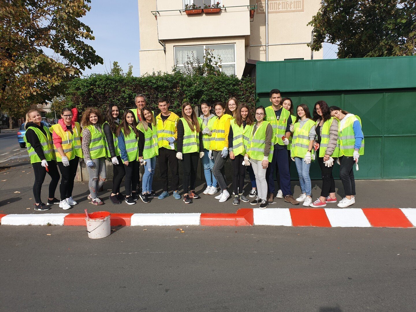 PestedeelevidelaȘcoalaGimnazialănr.s auimplicatactivîntr unproiectdeigienizarecontribuind,astfellaînfrumusețareaCartieruluiTreiStejari