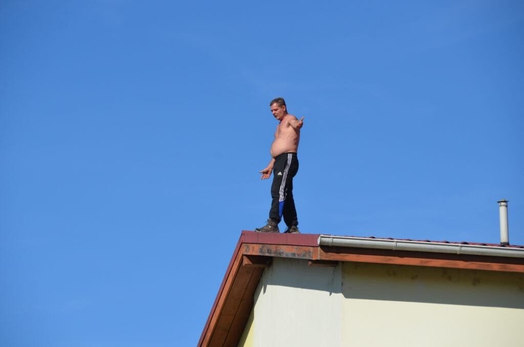 GALERIE FOTO-VIDEO: Un bărbat amenință că se aruncă de pe bloc