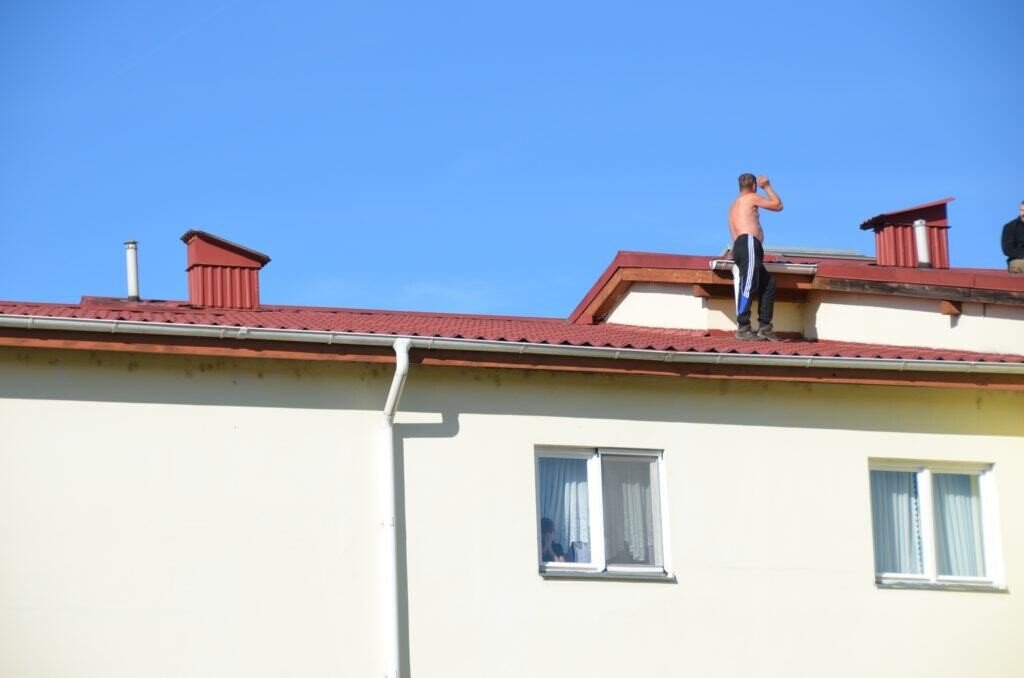 GALERIE FOTO-VIDEO: Un bărbat amenință că se aruncă de pe bloc