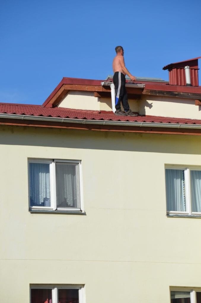 GALERIE FOTO-VIDEO: Un bărbat amenință că se aruncă de pe bloc