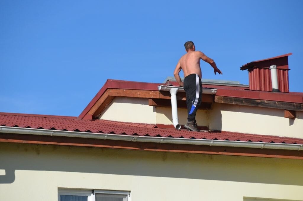 GALERIE FOTO-VIDEO: Un bărbat amenință că se aruncă de pe bloc