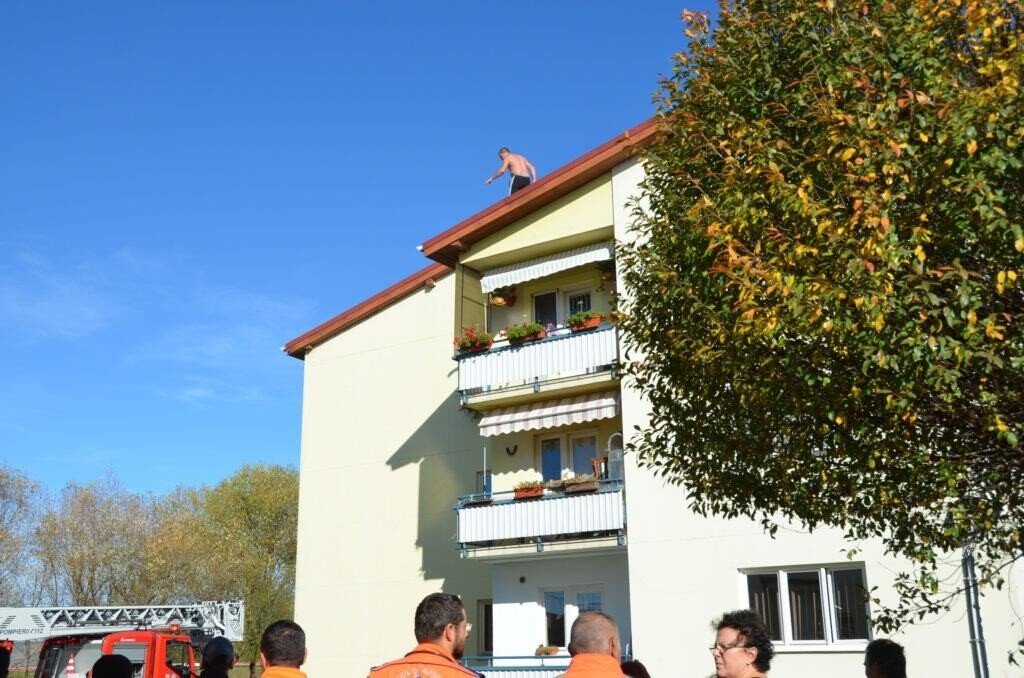 GALERIE FOTO-VIDEO: Un bărbat amenință că se aruncă de pe bloc