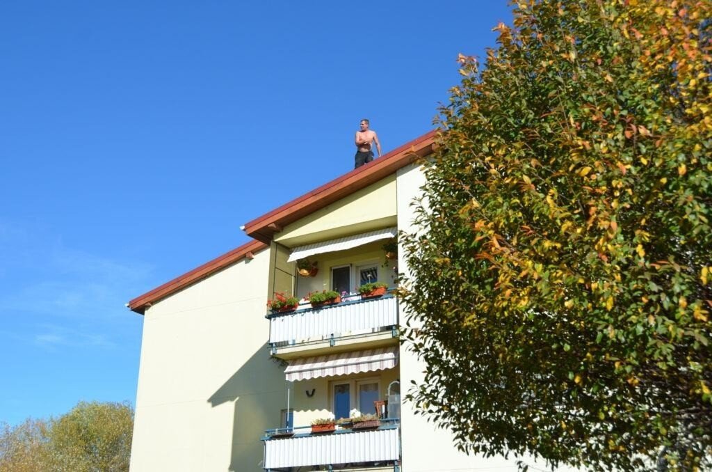 GALERIE FOTO-VIDEO: Un bărbat amenință că se aruncă de pe bloc