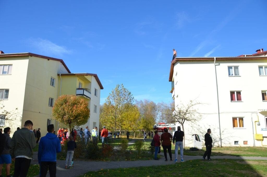 GALERIE FOTO-VIDEO: Un bărbat amenință că se aruncă de pe bloc