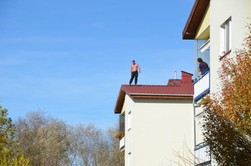 GALERIE FOTO-VIDEO: Un bărbat amenință că se aruncă de pe bloc