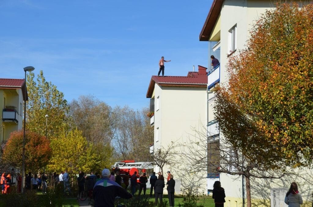 GALERIE FOTO-VIDEO: Un bărbat amenință că se aruncă de pe bloc