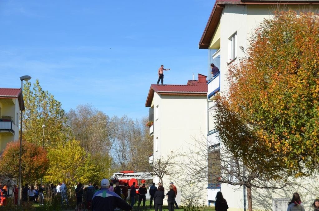 GALERIE FOTO-VIDEO: Un bărbat amenință că se aruncă de pe bloc