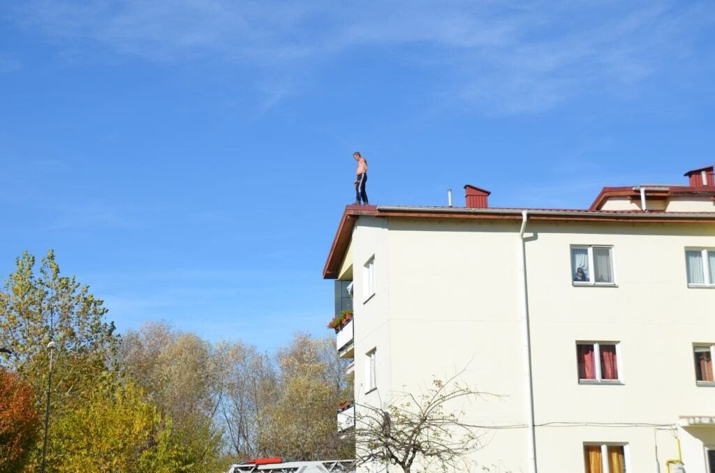 GALERIE FOTO-VIDEO: Un bărbat amenință că se aruncă de pe bloc