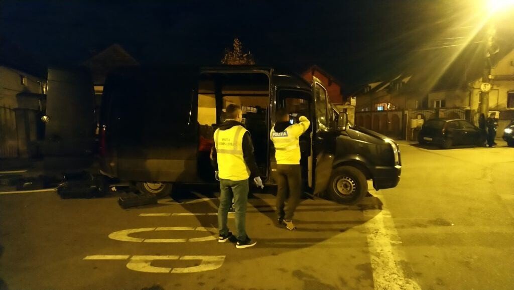 FOTO-VIDEO de la locul faptei: Bătaie ca-n filme între două familii de pe strada Oltețului