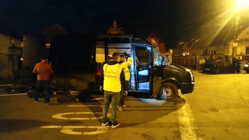 FOTO-VIDEO de la locul faptei: Bătaie ca-n filme între două familii de pe strada Oltețului