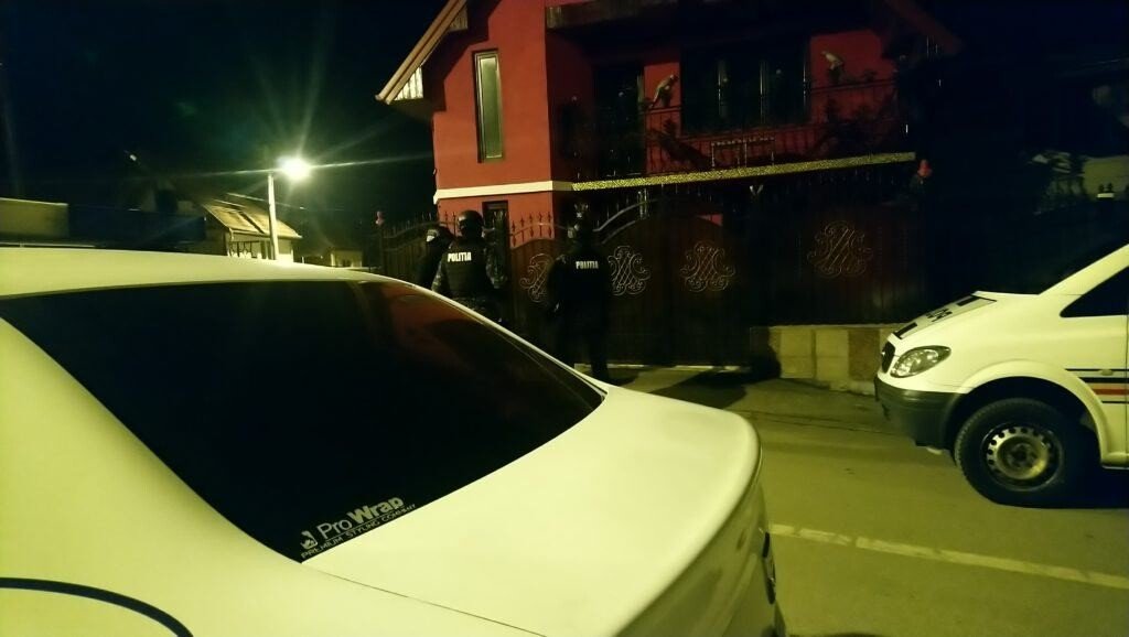 FOTO-VIDEO de la locul faptei: Bătaie ca-n filme între două familii de pe strada Oltețului