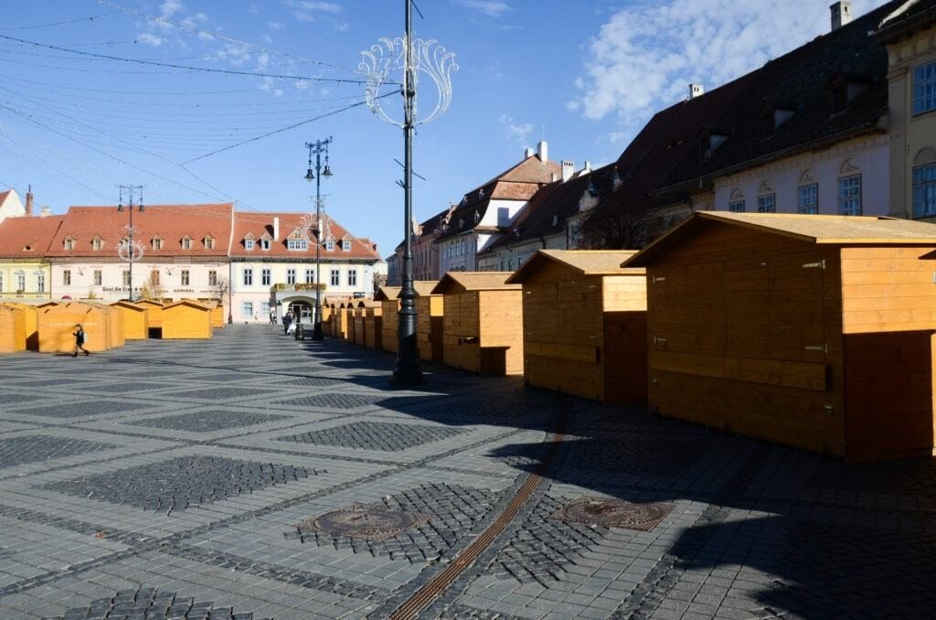 VIDEO-FOTO: Se montează bradul de Crăciun din Piața Mare. Reacțiile la cald ale sibienilor