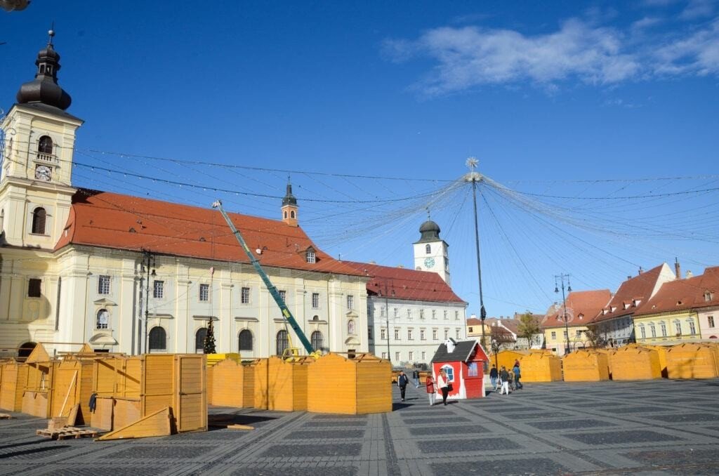 VIDEO-FOTO: Se montează bradul de Crăciun din Piața Mare. Reacțiile la cald ale sibienilor