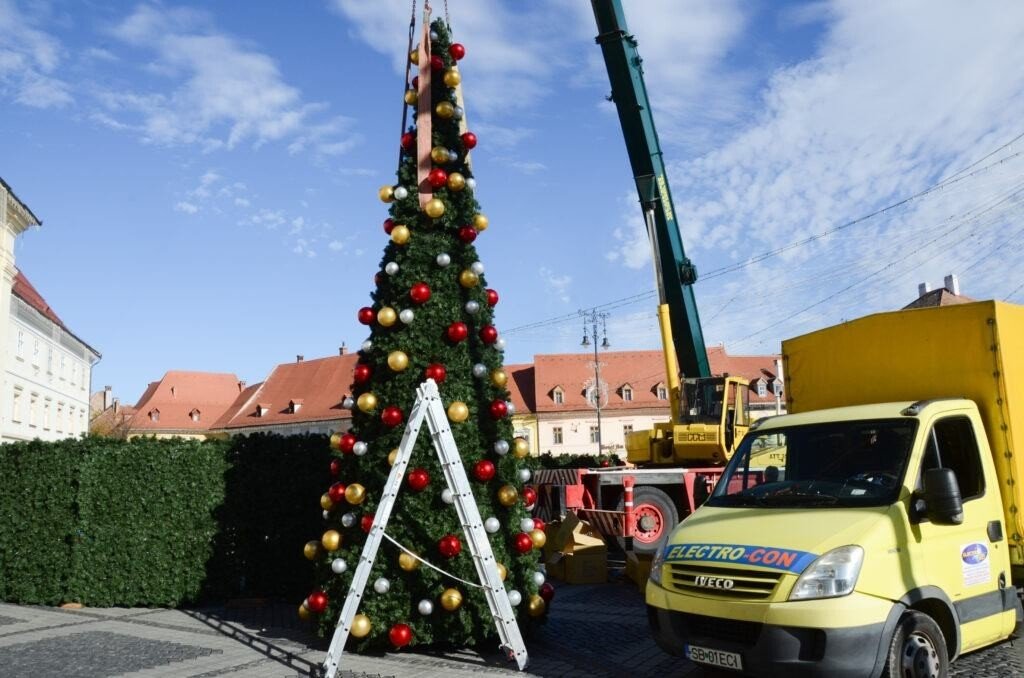 VIDEO-FOTO: Se montează bradul de Crăciun din Piața Mare. Reacțiile la cald ale sibienilor