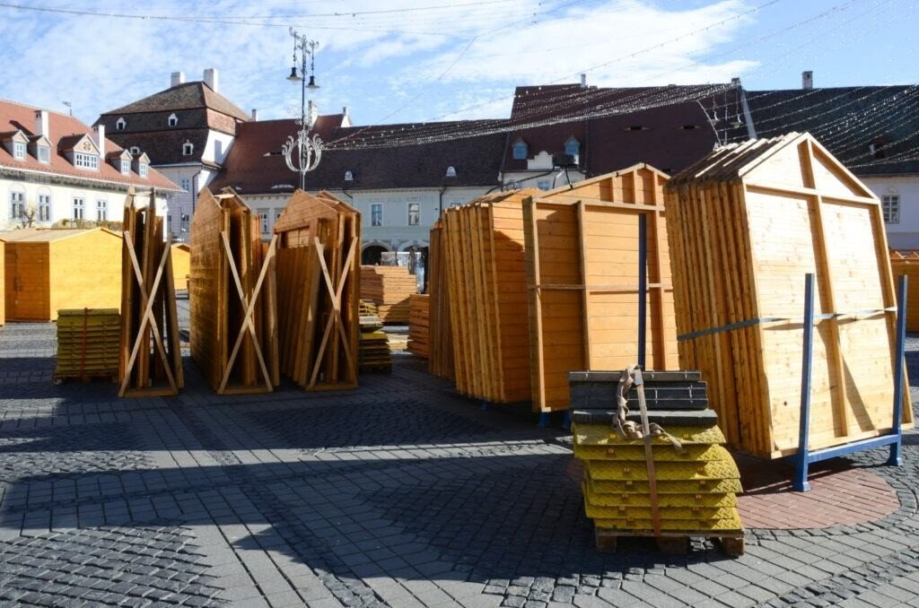 VIDEO-FOTO: Se montează bradul de Crăciun din Piața Mare. Reacțiile la cald ale sibienilor