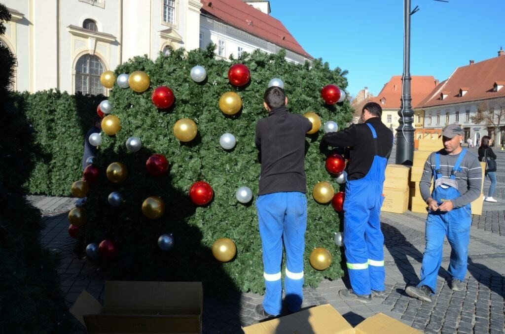VIDEO-FOTO: Se montează bradul de Crăciun din Piața Mare. Reacțiile la cald ale sibienilor