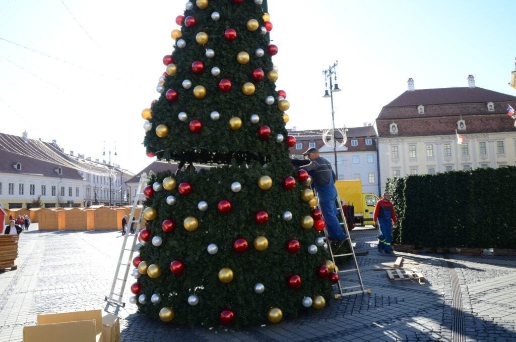 VIDEO-FOTO: Se montează bradul de Crăciun din Piața Mare. Reacțiile la cald ale sibienilor