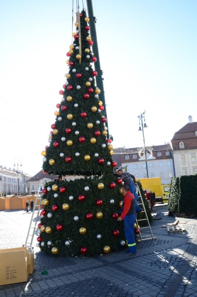 VIDEO-FOTO: Se montează bradul de Crăciun din Piața Mare. Reacțiile la cald ale sibienilor