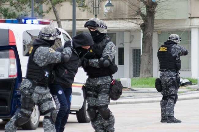 mascati descinderi suspect catuse pistol