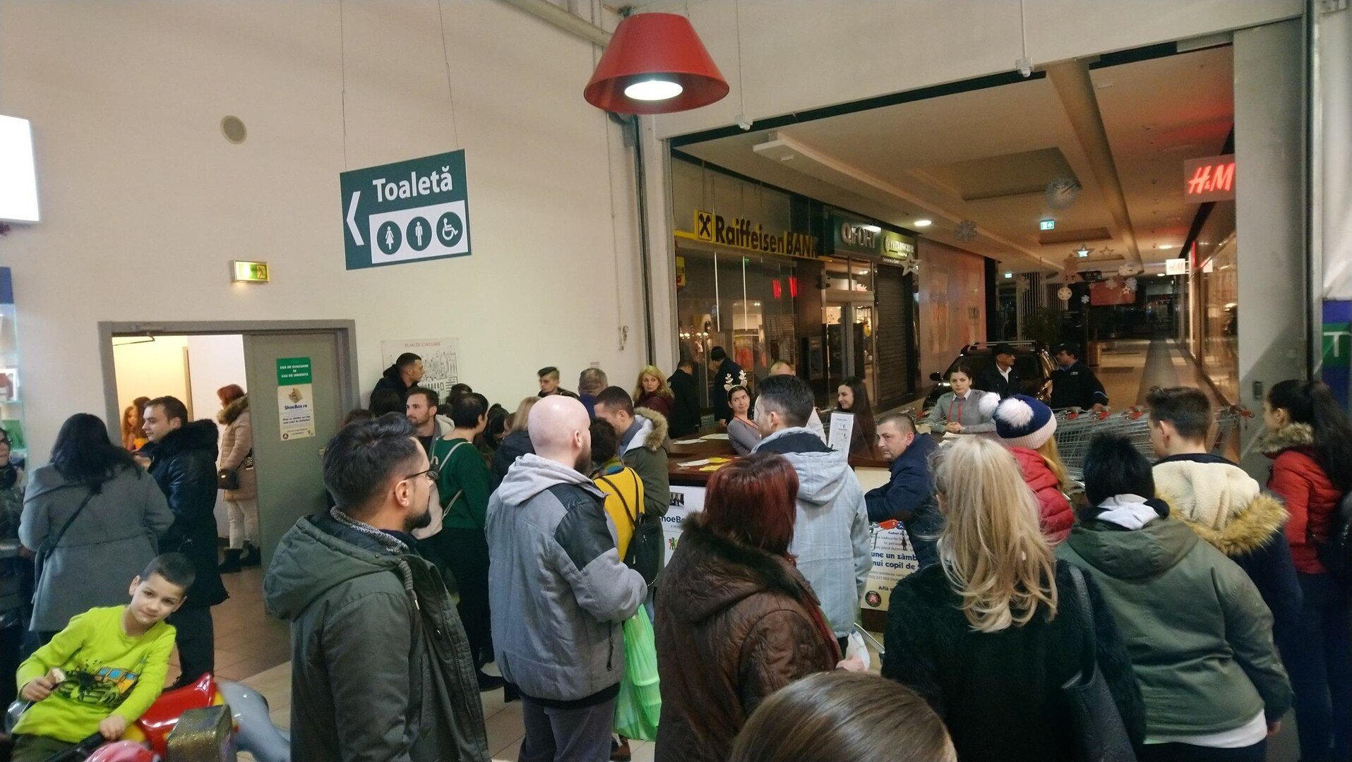 Mall-ul din Șelimbăr evacuat din cauza unui incendiu