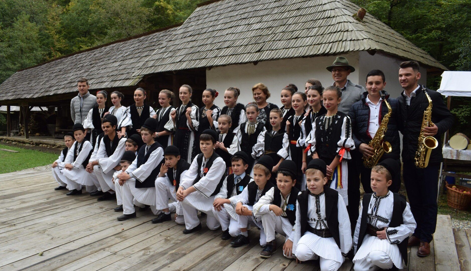 Ansamblul de dansaturi Riu Sadului scaled e