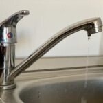 Robinet cu pierderi de apă, o problemă frecventă care poate duce la apă oprită în sistemul local