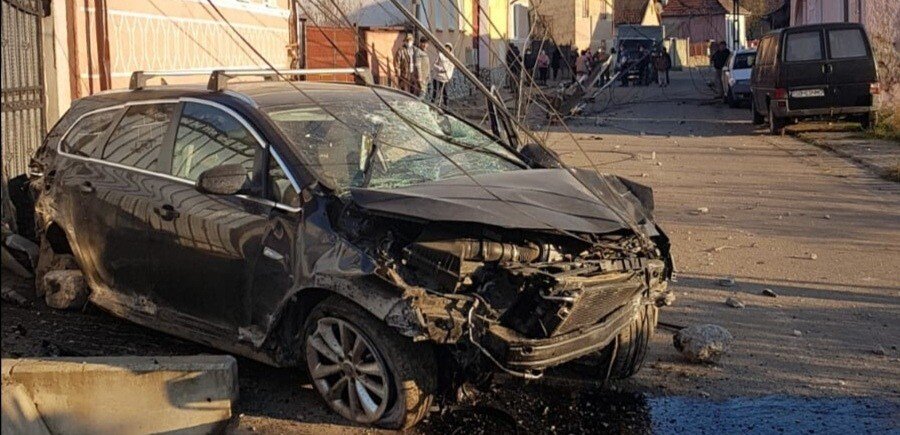 A intrat cu mașina într-un stâlp din Ighișu Nou IMG