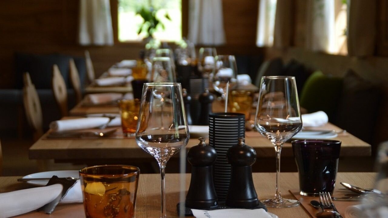 a intrat in restaurant si a cerut o masa mai retrasa un barbat a observat o si a chemat imediat