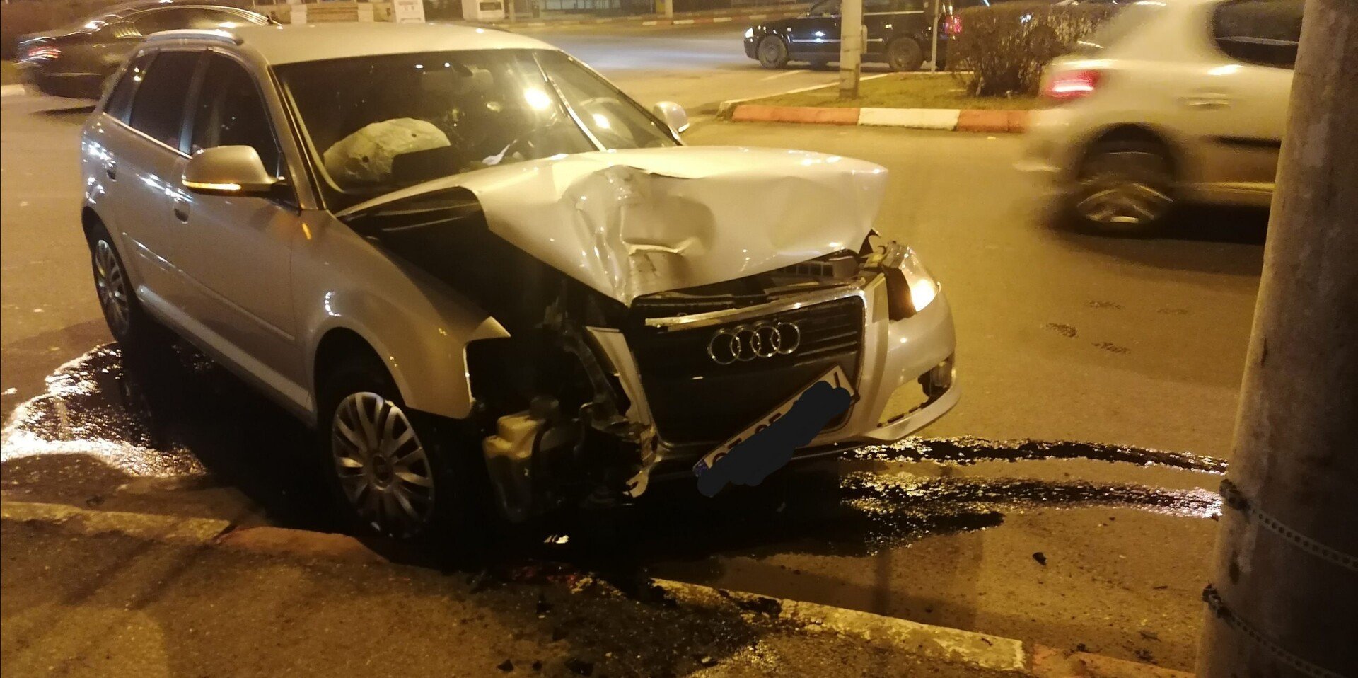 O șoferiță s-a izbit cu mașina într-un stâlp IMG scaled