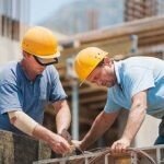 Lucrători în construcții la o șantier, exemplu pentru construcții fără autorizație