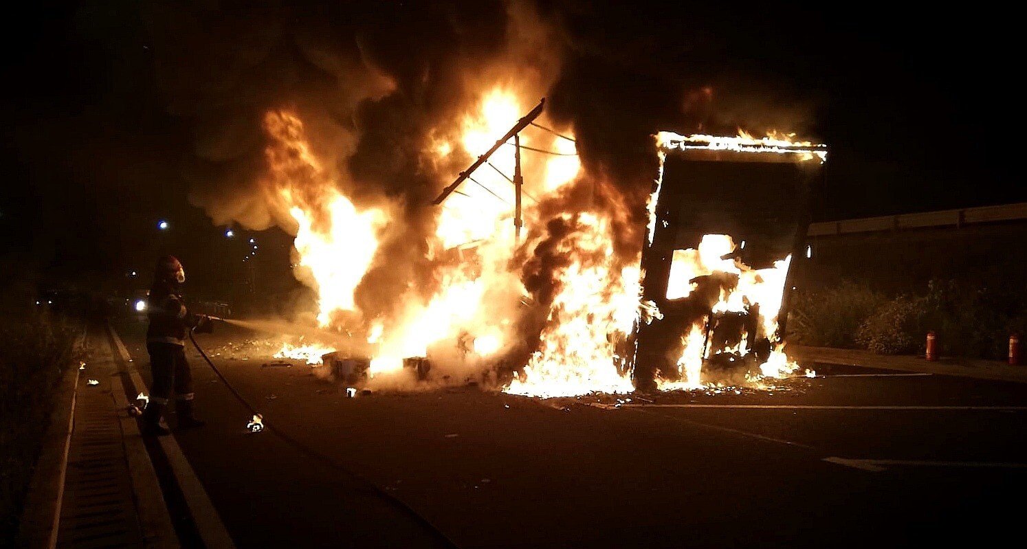 Remorca unui autocamion s-a făcut scrum pe A1, lângă Cunţa IMG