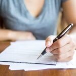 Candidat la Bacalaureat 2026 scriind răspunsul la proba de Limba română