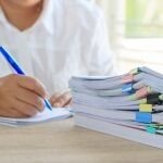 Profesor care participă la examenul de definitivat în sala de concurs