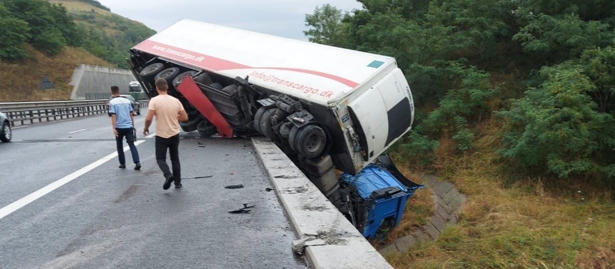Accident pe autostrada A1, între Săliște și Sibiu. Un autotren a ieșit în decor img