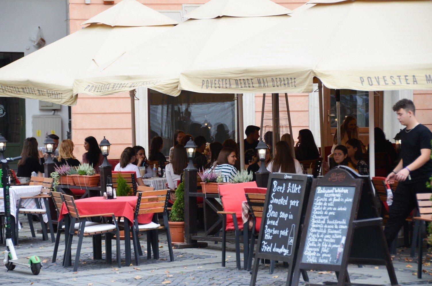 Terase pline în centrul Sibiului, în ciuda restricțiilor de astăzi-32 Terase pline în centrul Sibiului în ciuda restricțiilor de astăzi