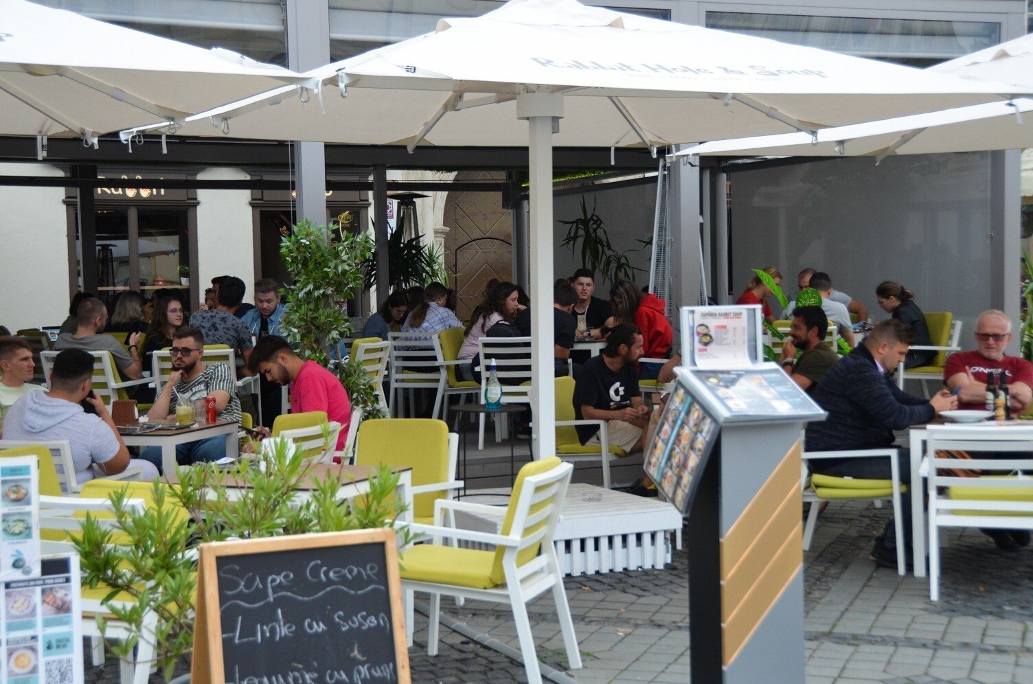 Terase pline în centrul Sibiului în ciuda restricțiilor de astăzi