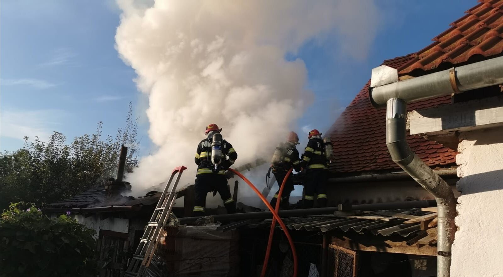 Cenușa nestinsă complet a cauzat un incendiu img