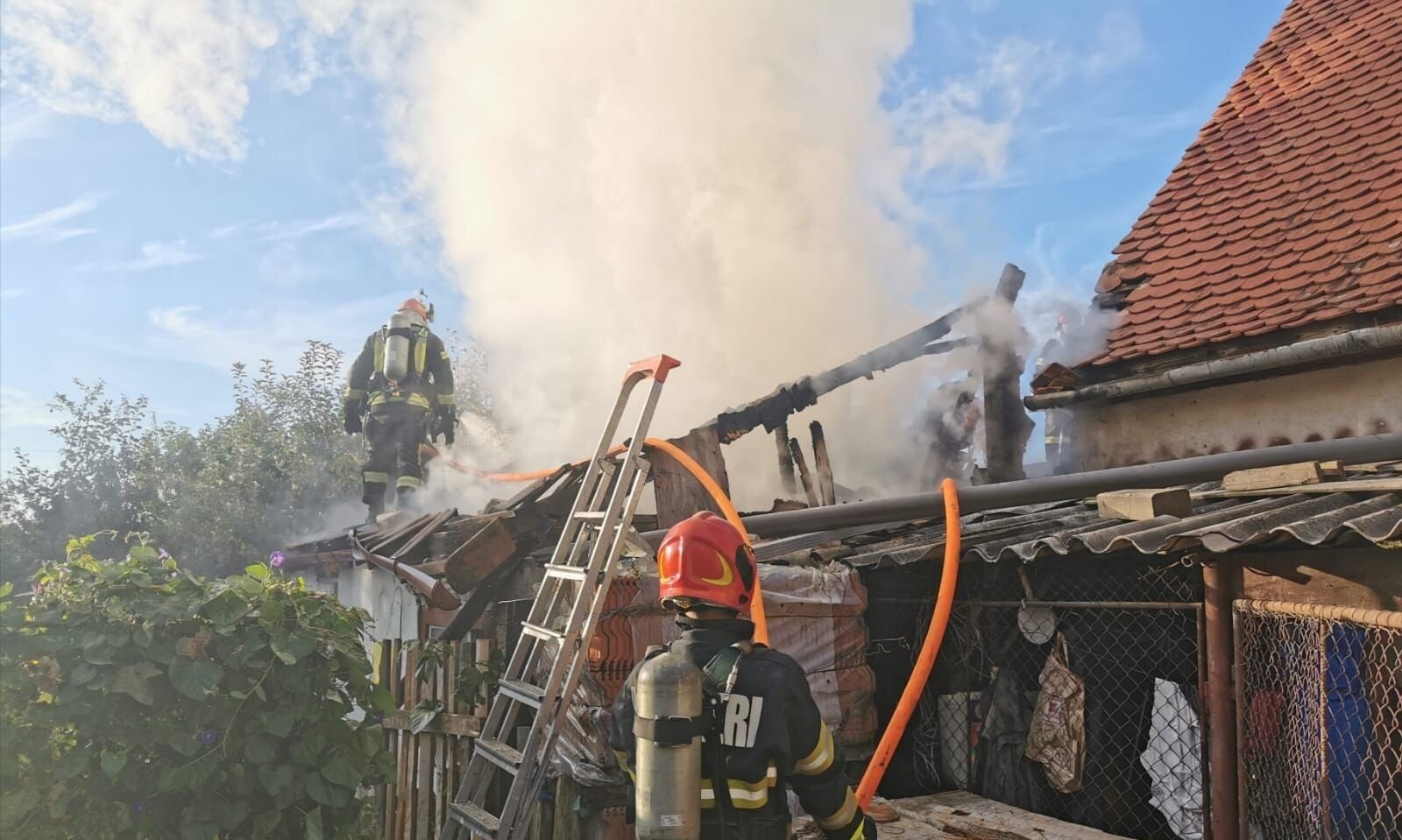 Cenușa nestinsă complet a cauzat un incendiu img