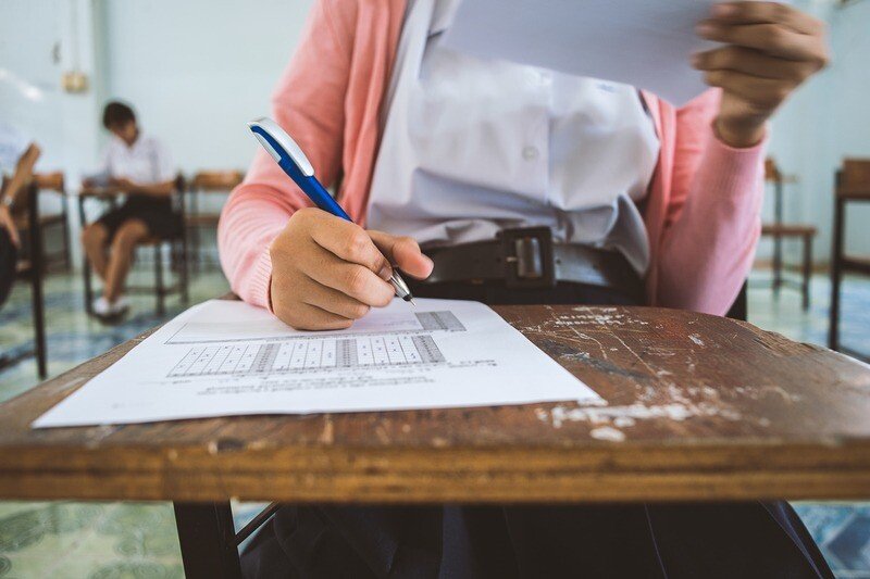 Examen-scris-bacalaureat-test-elev-scrie-banca.jpeg Examen scris bacalaureat test elev scrie banca