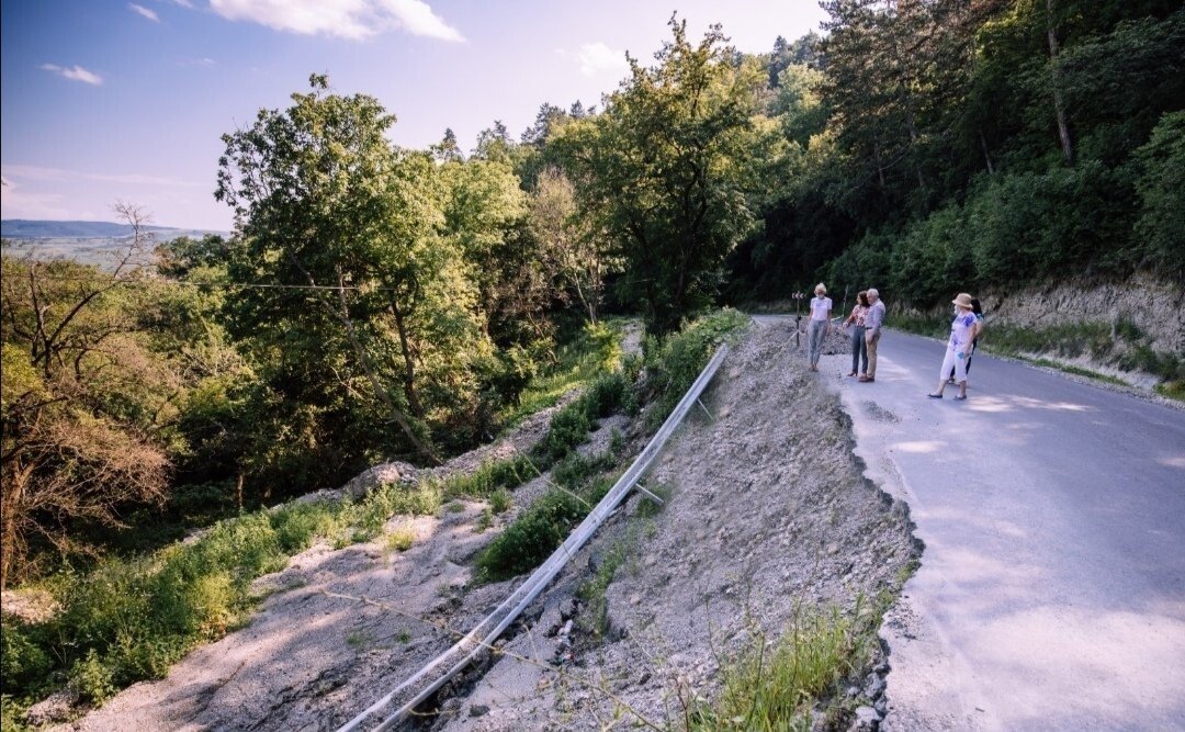 Consiliul Județean Sibiu a finalizat lucrările de consolidare pe DJ 142 J Șeica Mare – Șeica Mică screenshot