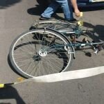 Locul accidentului cu biciclist pe DJ 105, cu mașina și bicicleta deteriorate pe marginea șoselei.